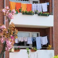 8250_2854 Wäsche trocknen auf Balkons in Hamburg Cranz. | 